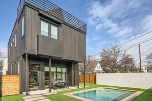 A heated pool - High End 4 BDRM Downtown Home w/POOL Close to Hot Spots! (Austin)