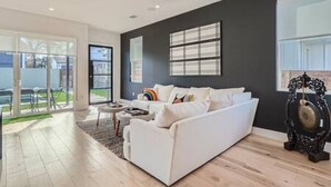 Smart TV, books, stereo - Dip into the 512 Experience! 6 BDRMS W/Pool Mins to DT (Austin)