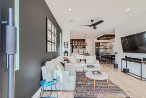 Smart TV, books, stereo - Dip into the 512 Experience! 6 BDRMS W/Pool Mins to DT (Austin)