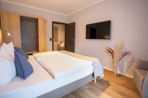 2 quartos, escrivaninha, ferros/tábuas de passar roupa, berço de viagem
