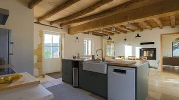 Een koelkast, een microgolfoven, een oven, een kookplaat