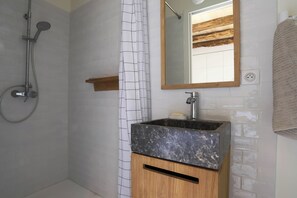 Shower, hair dryer, towels - Fully renovated in 2023, a typical house with pool (12x6 m) & spacious garden (Saint-Vincent-de-Cosse)