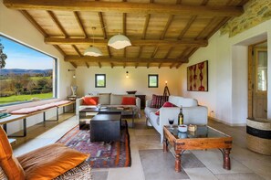 Smart TV, livros, aparelho de som
