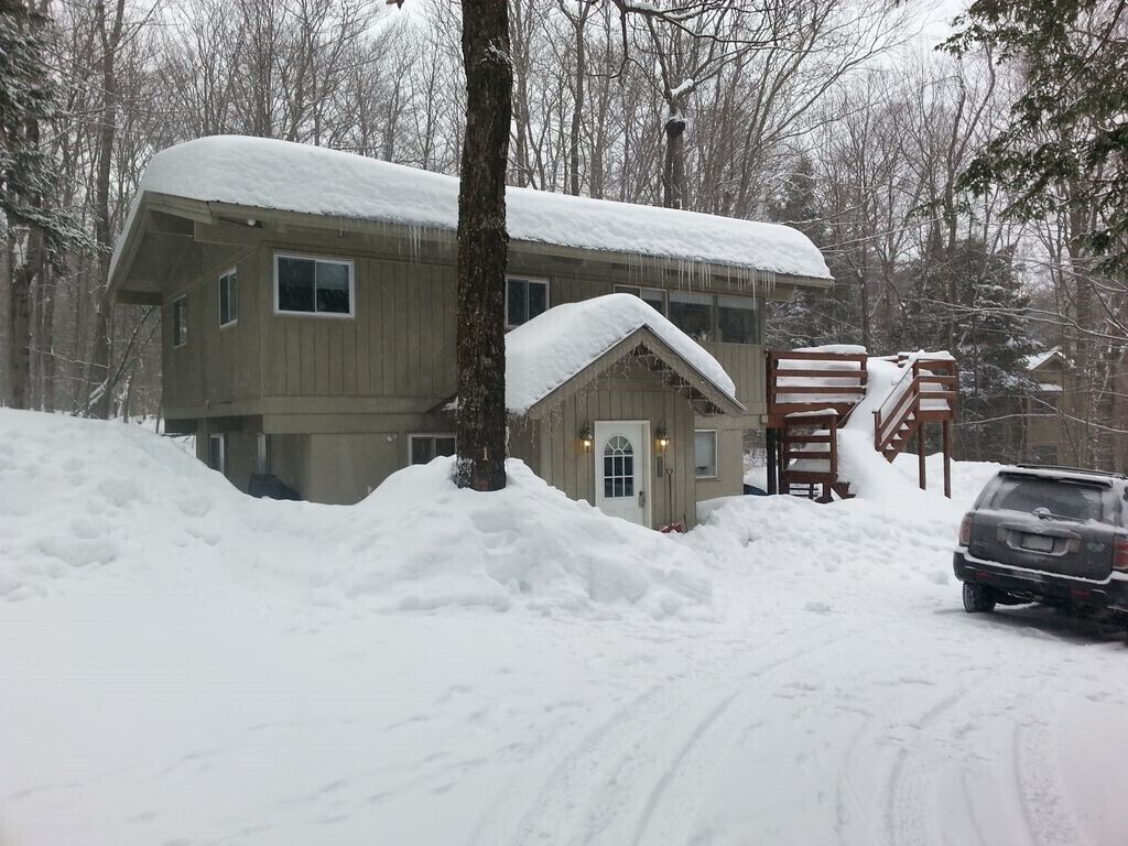 4BR Chalet Between Mt. Snow & Stratton, Sleeps 10, Fireplace, Clubhouse w/ Pool