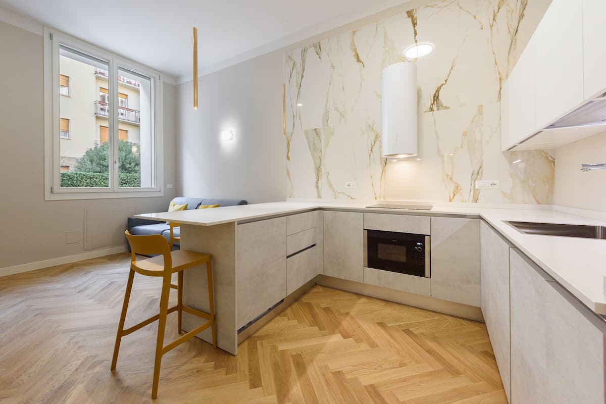 Romantisch appartement | Privékeuken | Een koelkast, een oven, een kookplaat, een vaatwasser