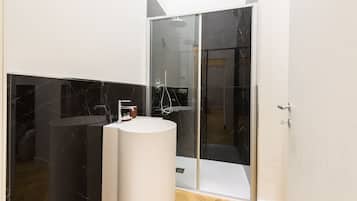 Appartamento Business | Bagno | Doccia, asciugacapelli, bidet, asciugamani