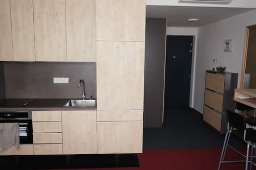 Zora Exclusive One Bedroom Apartment with Balcony and Stunning View | Yksityinen keittiö | Ruokailupöytä