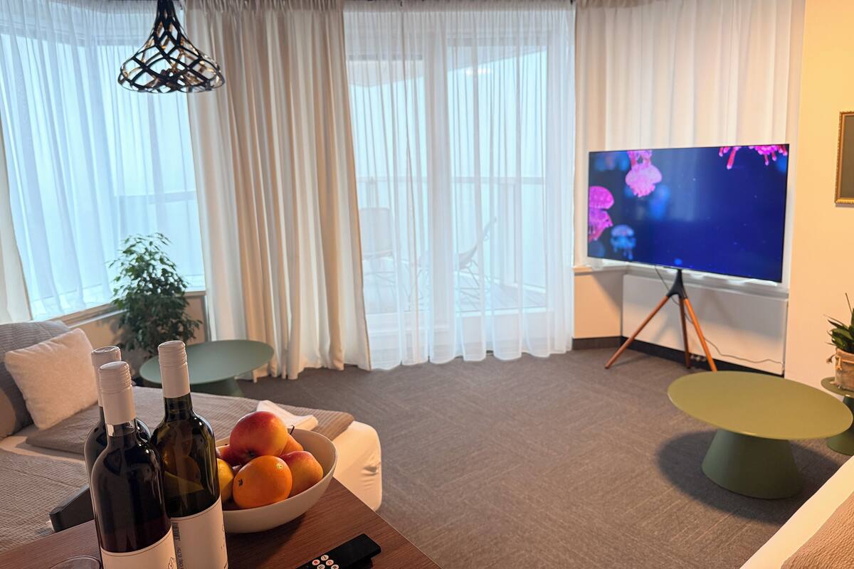 Ziva Superior Four Bedroom Apartment with Balcony and Majestic City View | Wohnzimmer