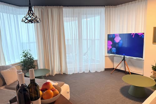 Ziva Superior Four Bedroom Apartment with Balcony and Majestic City View | Olohuone