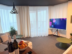 Ziva Superior Four Bedroom Apartment with Balcony and Majestic City View | Salle de séjour