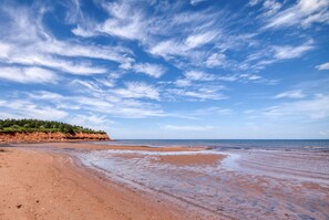 Una playa cerca, sillas reclinables de playa, toallas de playa