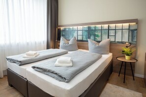 3 slaapkamers, een bureau, een strijkplank/strijkijzer, reisbedje