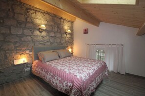 4 quartos, ferros/tábuas de passar roupa, Wi-Fi, roupa de cama