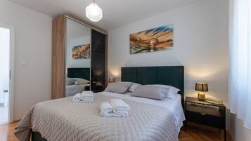 2 bedrooms, iron/ironing board, WiFi, bed sheets