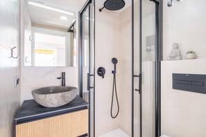 Een douche, een haardroger, handdoeken