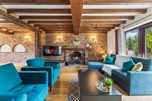 Smart TV, pebolim, livros