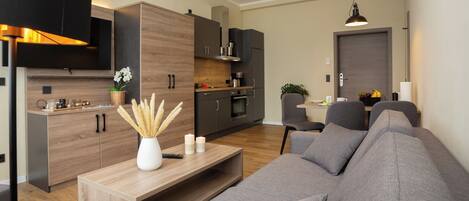 Televisor, taula de tennis de taula, llibres i estèreo