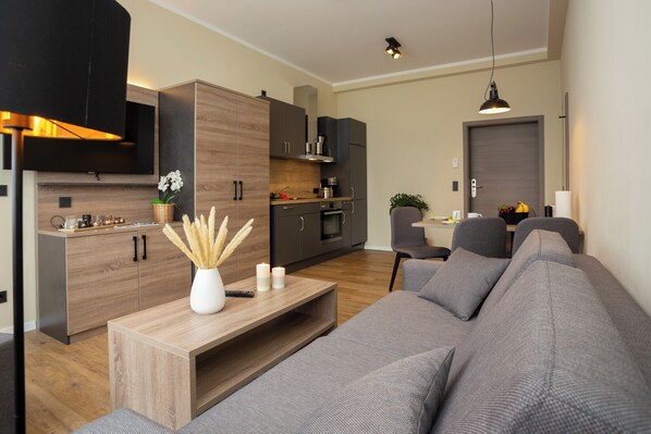 Télévision, table de tennis de table, livres, chaîne hi-fi