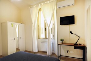 1 habitación, tabla de planchar con plancha y cuna de viaje 