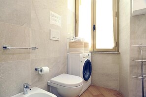 Regadera, secadora de cabello, bidet, toallas