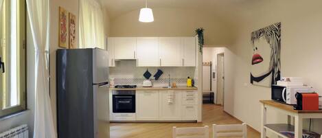 冰箱、微波炉、烤箱、炉灶