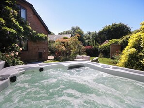 Cottage | Outdoor spa tub - Northern Byre (Christchurch)
