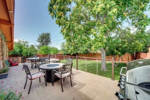 Outdoor dining - Pet-Friendly Sedona Home: Hot Tub, Walk to Trails! (Sedona)