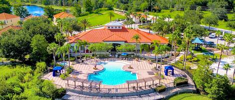 Una piscina al aire libre, una piscina climatizada