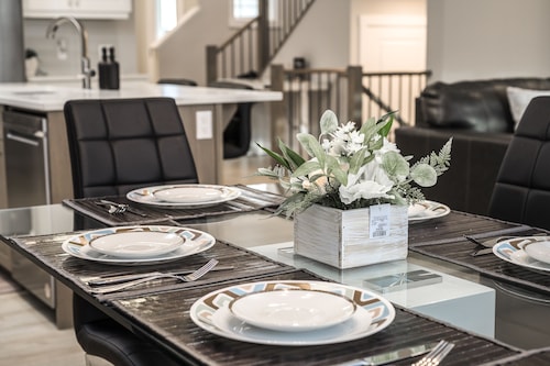 Entire Luxury New Build Single Home, Close to Banff and Bow River!