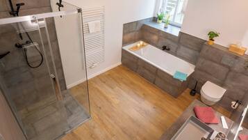 Dusche, Haartrockner, Handtücher