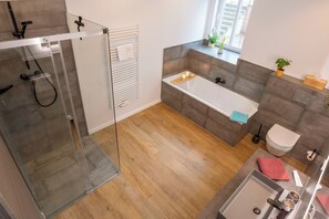Een douche, een haardroger, handdoeken