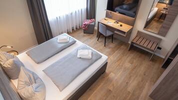 2 Schlafzimmer, Schreibtisch, Bügeleisen/Bügelbrett, Reisekinderbett