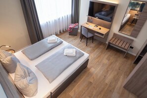 1 slaapkamer, een bureau, een strijkplank/strijkijzer, reisbedje