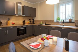 Fridge, oven, stovetop, dishwasher