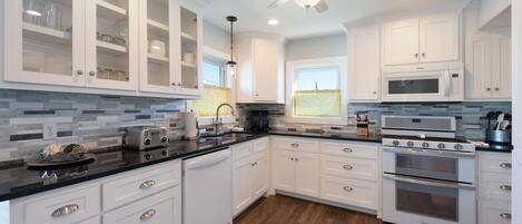 ثلاجة، ميكروويف، فرن، موقد طهي مسطح