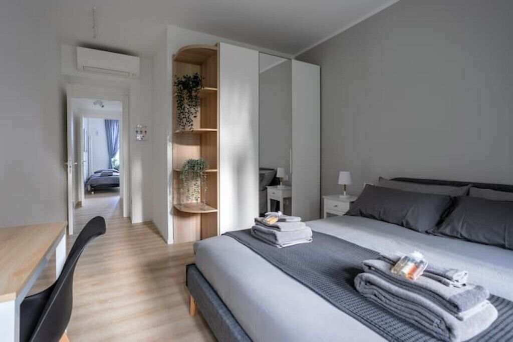 1 Schlafzimmer, Zimmersafe, Schreibtisch, Bügeleisen/Bügelbrett