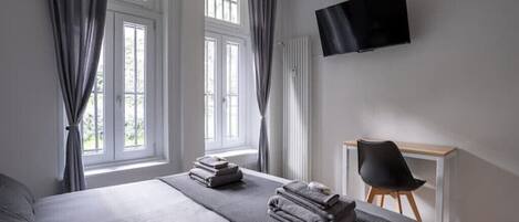 1 bedroom, in-room safe, desk, iron/ironing board