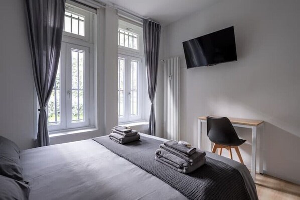 1 Schlafzimmer, Zimmersafe, Schreibtisch, Bügeleisen/Bügelbrett