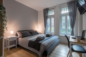1 habitación, caja de seguridad en la habitación y escritorio 