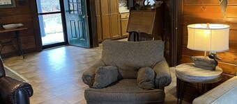 Spacious waterfront cabin located on the lower Sardis lake.  