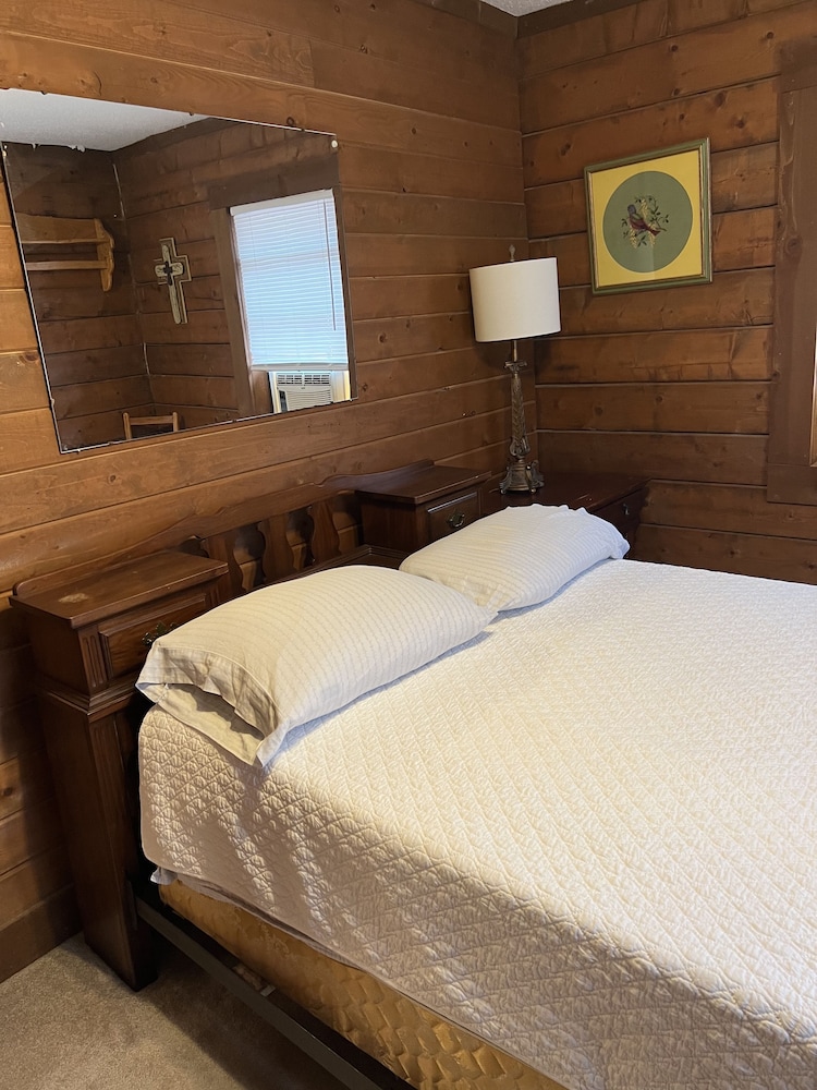 Spacious waterfront cabin located on the lower Sardis lake. Panola