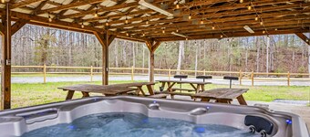 *Stunning 8BR Mountain Lodge! HUGE Yard + Pets OK!