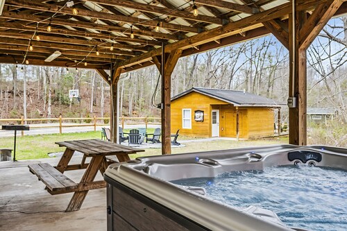 *Stunning 8BR Mountain Lodge! HUGE Yard + Pets OK!