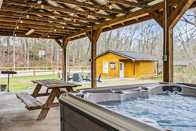 *Stunning 8BR Mountain Lodge! HUGE Yard + Pets OK!