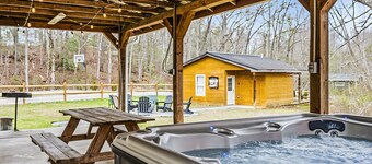 *Stunning 8BR Mountain Lodge! HUGE Yard + Pets OK!