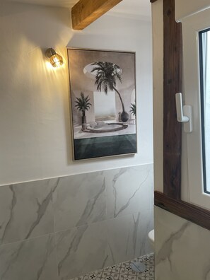 Haartrockner, Handtücher, Seife, Toilettenpapier