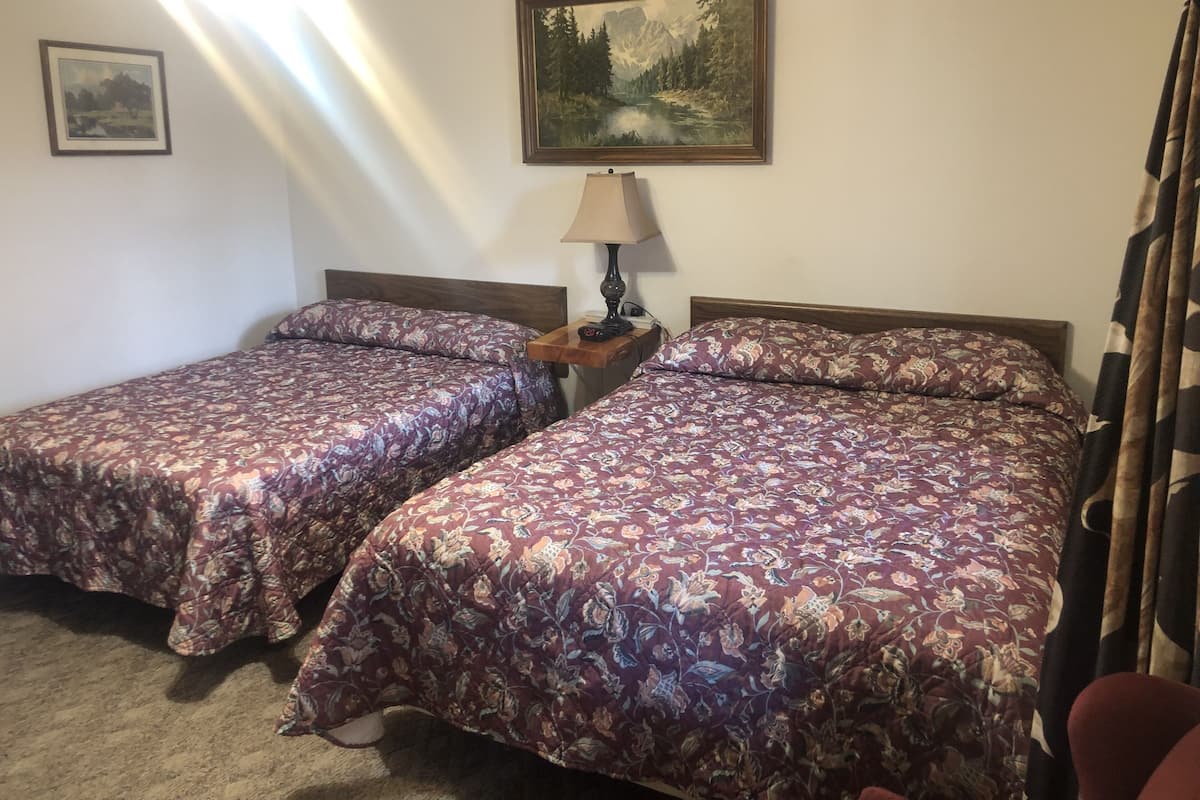 Deluxe Quadruple Room, 1 Bedroom, Kitchenette, Mountain View | Premium bedding, pillowtop beds, individually decorated