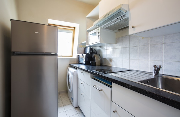 Réfrigérateur, micro-ondes, four, plaque de cuisson