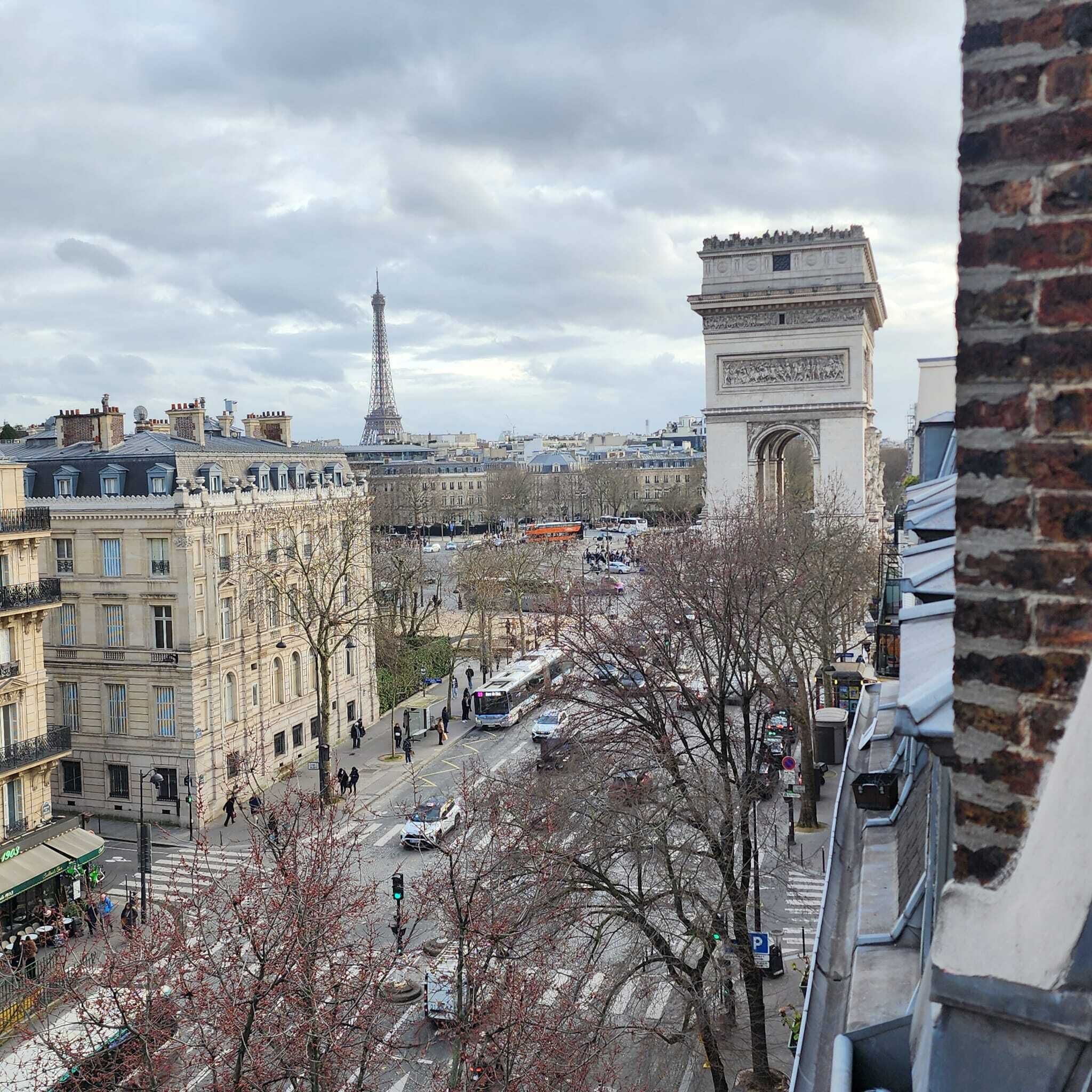Vista del Arco del Triunfo en París, con la Torre Eiffel al fondo.