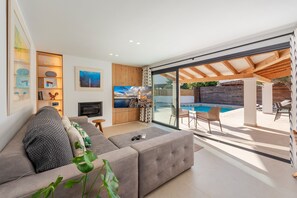 TV - Villa Ana Puerto Pollensa New listing by JS Villas (Puerto Pollensa)